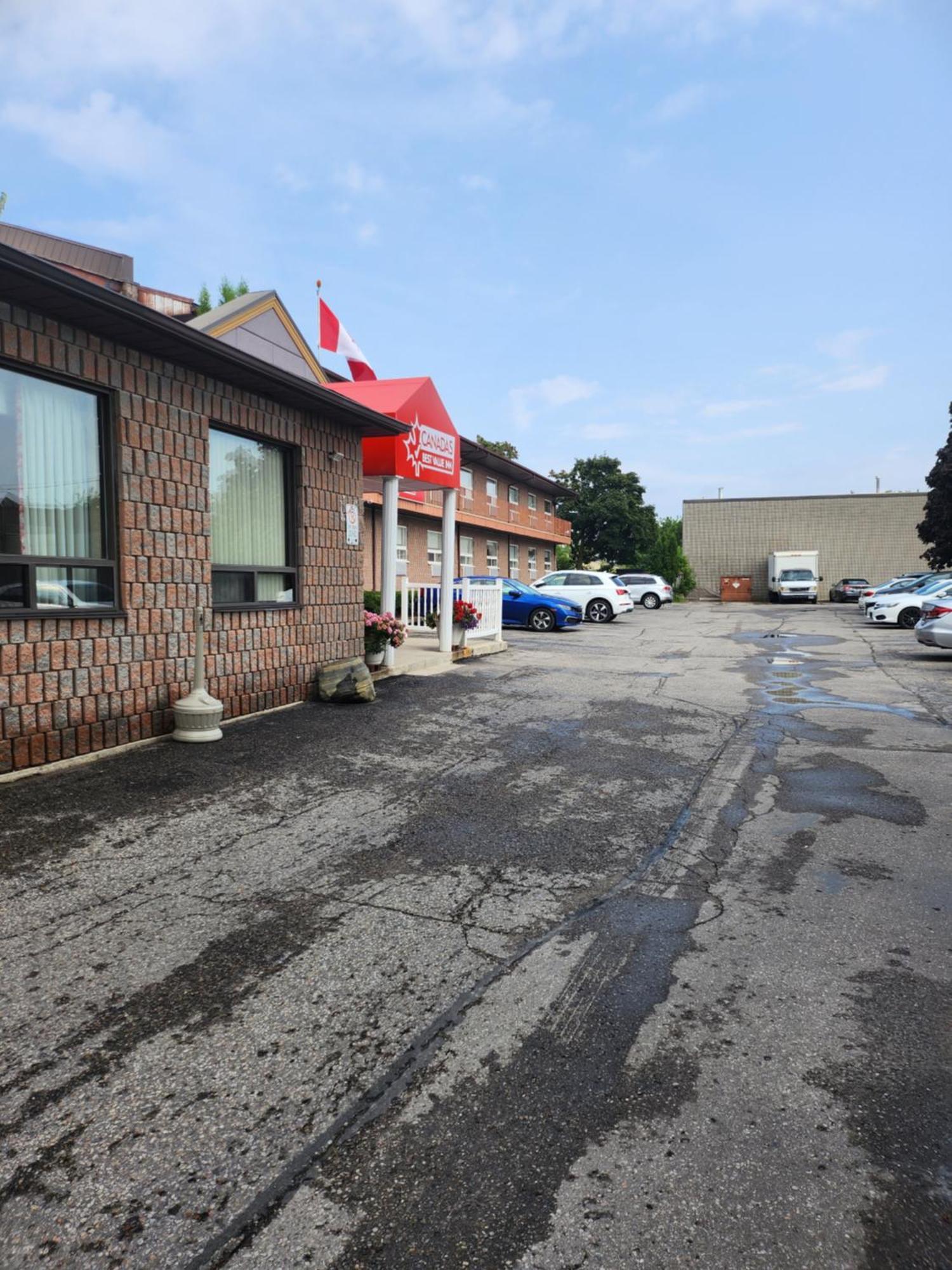 Canadas Best Value Inn-Richmond Hill Exterior photo