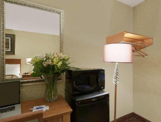 Canadas Best Value Inn-Richmond Hill Exterior photo